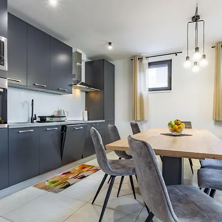 Km 1 Exclusive * Задар